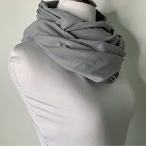 Nuroo Nursing Scarf Light Grey Snap Closure Blanket Scarf Maternity Newborn